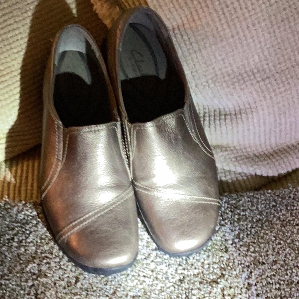 CLARKS metallic gold Inmotion loafers like new 9 1/2 M